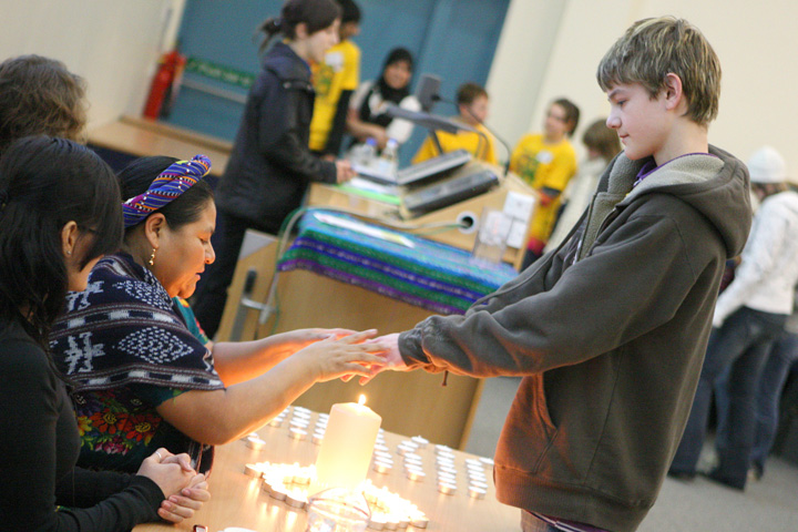 Rigoberta Menchu Tum interacting with a young person at a Peace Jam event in 2008.